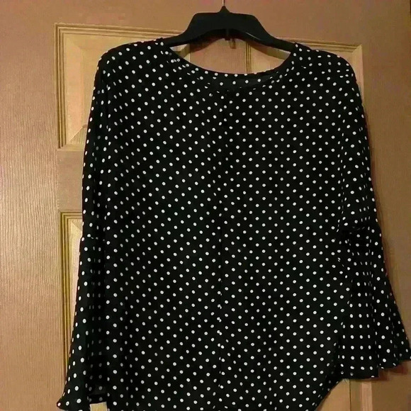 Suzy Shier Women blouse size L. In like new condition - Picture 2 of 7